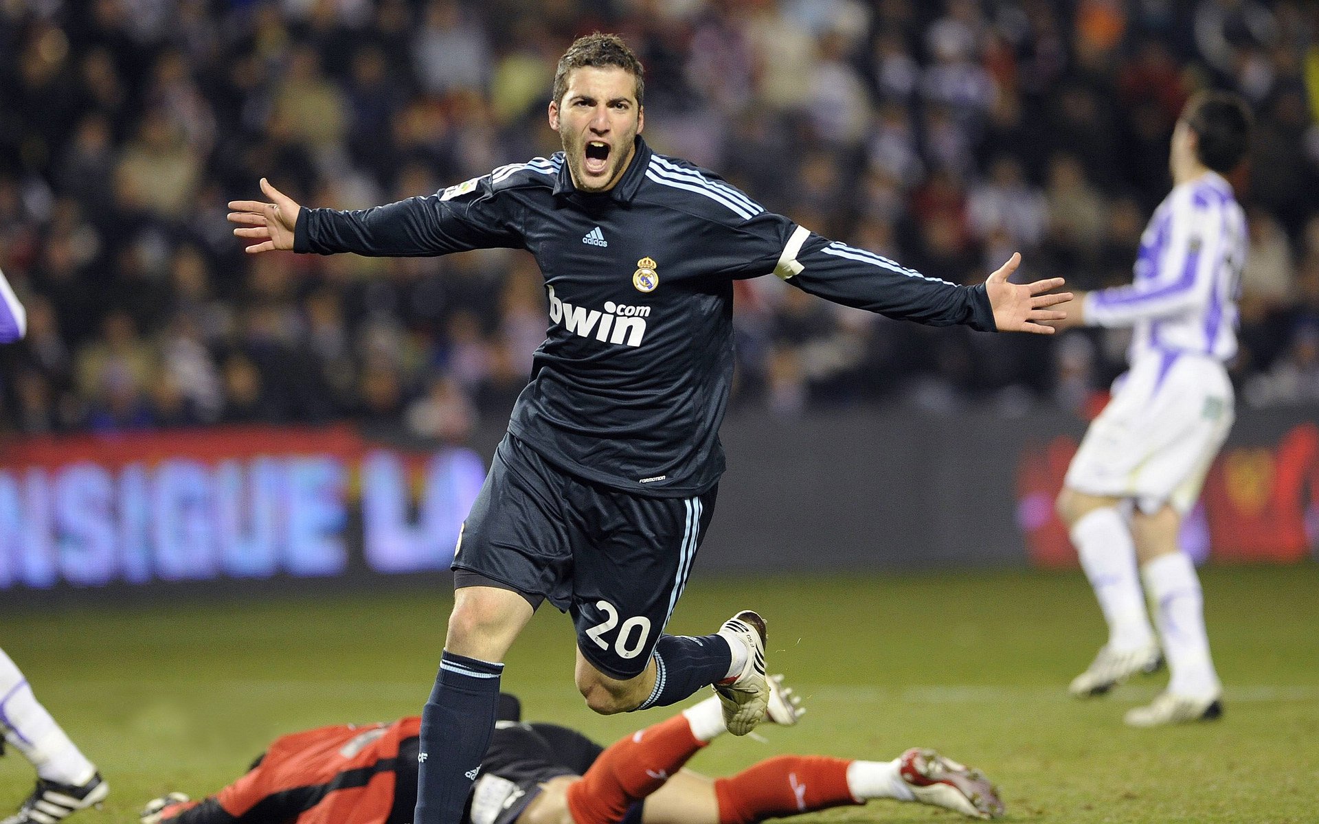 多国球队在赛场上一决高下,带来精彩瞬间